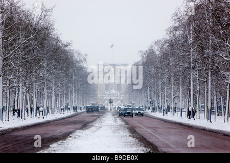 Buckingham Palace London England UK im Schnee Stockfoto