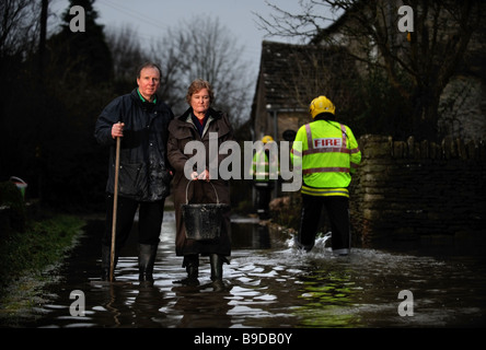 BEWOHNER DES DORFES CRUDWELL IN DER NÄHE VON MALMESBURY GLOUCESTERSHIRE, DEREN HÄUSER DURCH HOCHWASSER UK JAN 2008 BESCHÄDIGT WURDEN Stockfoto