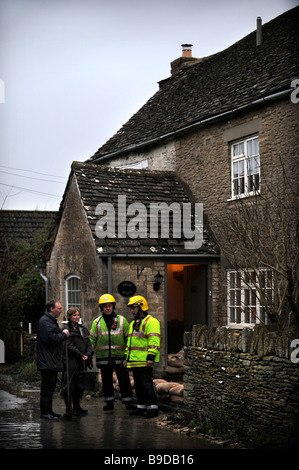 BEWOHNER DES DORFES CRUDWELL IN DER NÄHE VON MALMESBURY GLOUCESTERSHIRE, DEREN HÄUSER DURCH HOCHWASSER UK JAN 2008 BESCHÄDIGT WURDEN Stockfoto