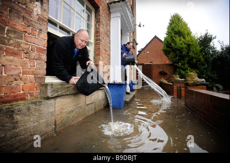 BEWOHNER RETTEN HOCHWASSER AUS IHREM HAUS IN STEINHAUS IN DER NÄHE VON STROUD GLOUCESTERSHIRE UK JAN 2008 Stockfoto