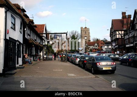 Hautpstraße Pinner, Middlesex mit historischen Königin Head Pub links Stockfoto