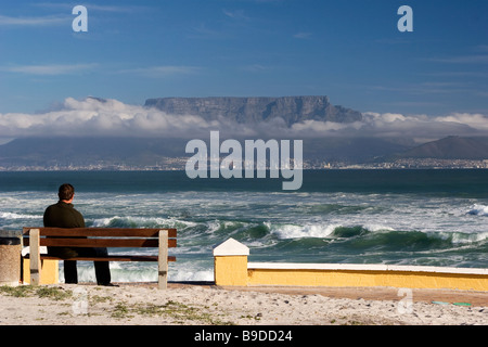 Ein Blick auf den Tafelberg und Kapstadt von Blouberg Strand in Südafrika Stockfoto