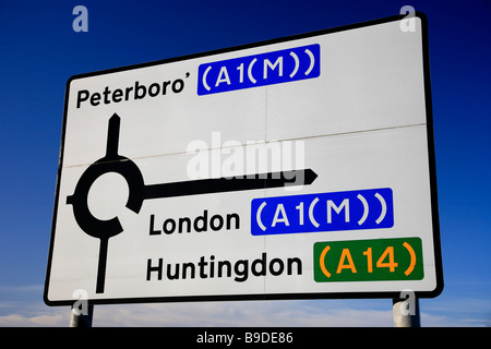 Autobahn A1/M Zeichen weiße Straßenschild Hauptroute mit Zahlen und Entfernung Straßeninformationen Cambridgeshire England UK