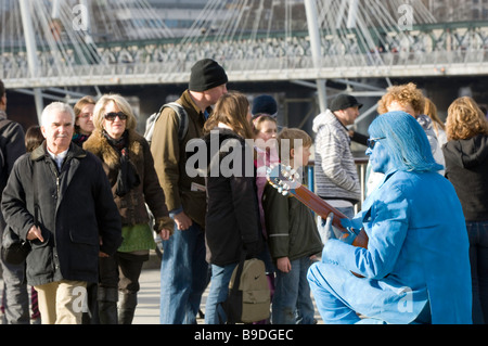 Straßenmusiker auf Southbank und Menschen London Vereinigtes Königreich Stockfoto