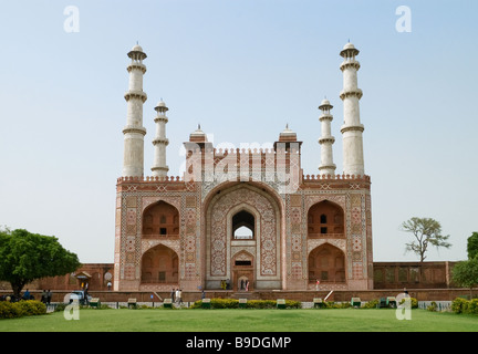 Roter Sandstein Eingangstore des Akbar Mausoleum in Sikandra. Agra, Uttar Pradesh, Indien. Stockfoto