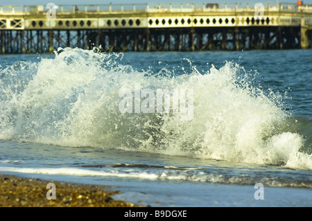 Welle bricht am Ufer Stockfoto