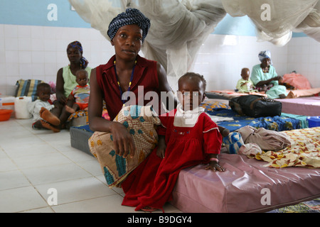 Mutter und Tochter in der Fütterung Klinik für unterernährte Kinder, Sierra Leone Stockfoto