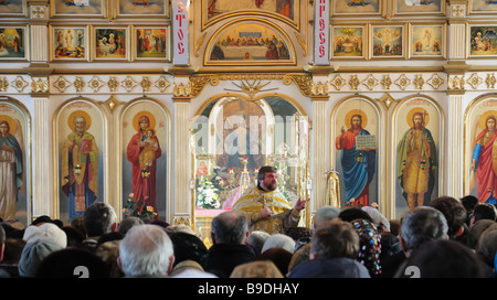 Innenraum der russischen orthodoxen Kirche in Atyrau, Kasachstan. Aufgenommen am Weihnachtsgottesdienst Stockfoto