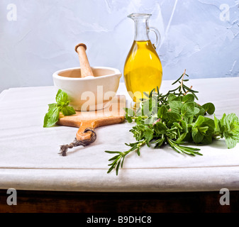 Stößel Mörtel frischen Kräutern und Olivenöl Stockfoto