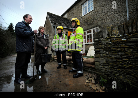 BEWOHNER DES DORFES CRUDWELL IN DER NÄHE VON MALMESBURY GLOUCESTERSHIRE, DEREN HÄUSER DURCH HOCHWASSER UK JAN 2008 BESCHÄDIGT WURDEN Stockfoto