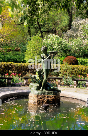 Der Conservatory Garden. New York City Central Park Conservancy. Brunnen im Kindergarten. Englischer Garten Burnett Fountain. Vogelbad Stockfoto