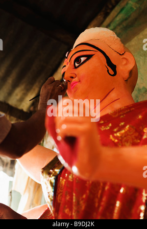 Maler malen auf eine Statue der Göttin Durga, Kolkata, Westbengalen, Indien Stockfoto