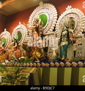 Statuen von Hindu-Götter in einer Durga Puja Pandals, Kolkata, Westbengalen, Indien Stockfoto