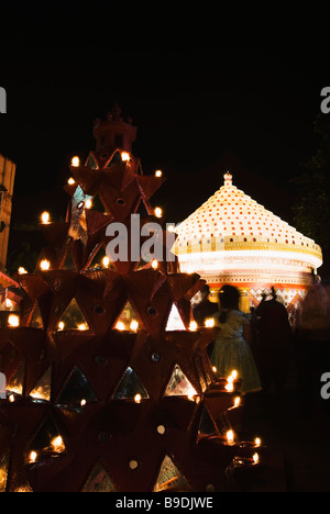 Menschen in einer Durga Puja Pandals, Kolkata, Westbengalen, Indien Stockfoto