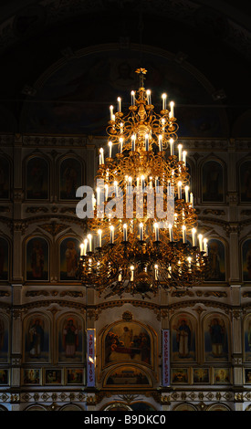 Innenraum der russischen orthodoxen Kirche in Atyrau, Kasachstan. Aufgenommen am Weihnachtsgottesdienst Stockfoto