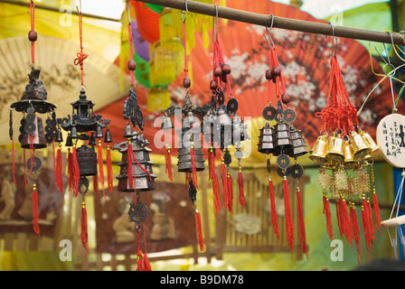 Traditionelle handwerkliche Produkte an einem Marktstand, Darjeeling, Westbengalen, Indien Stockfoto