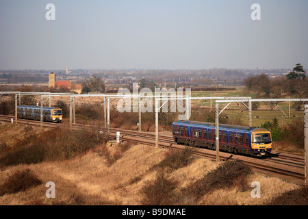 First Capital Connect 365520 365531 High-Speed-elektrische Züge Woodwalton East Coast Hauptlinie Eisenbahn Cambridgeshire England UK Stockfoto