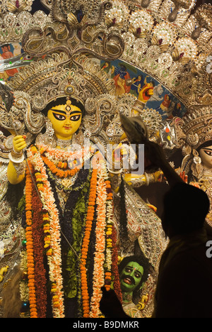 Pandit beten vor der Göttin Durga, Kolkata, Westbengalen, Indien Stockfoto