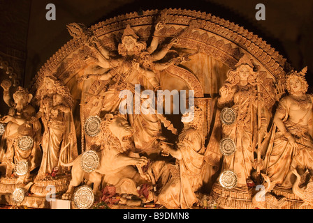 Statuen der Göttin Durga mit anderen Göttinnen in einem Tempel, Kolkata, Westbengalen, Indien Stockfoto