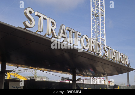 Stratford, East London. Detail der Baldachin des Bahnhofs, die Einbeziehung der Sendername. Stockfoto