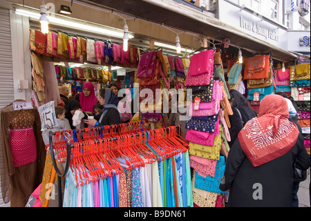 Menschen beim Einkaufen in Southall, London Vereinigtes Königreich Stockfoto