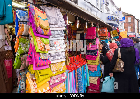 Menschen beim Einkaufen in Southall, London Vereinigtes Königreich Stockfoto