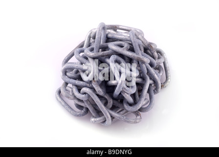 Haufen von Metallkette Ausschnitt vor einem weißen Hintergrund Stockfoto