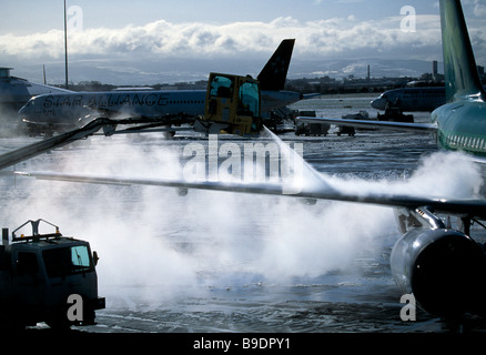 Jet Airliner Flügel besprüht mit Lösung zu die Flügeln bei schlechtem Winterwetter betrieben Stockfoto