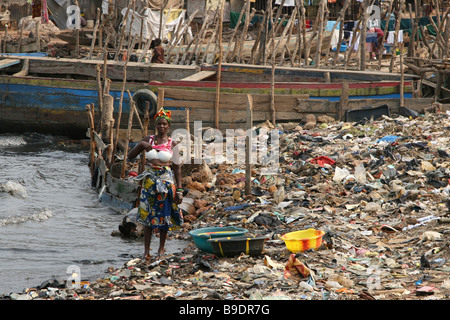 Frau zwischen Müll, in den Slums von Freetown Sierra Leone Stockfoto