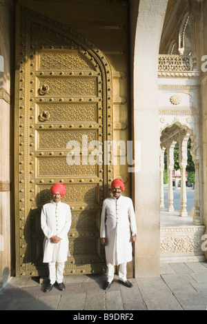 Zwei Männer stehen vor einer Tür, Stadtschloss, Jaipur, Rajasthan, Indien Stockfoto