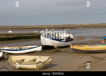 Angelboote/Fischerboote vertäut auf den Salzwiesen der Marschen an Brancaster Staithe Norfolk in England Stockfoto