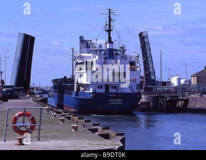 Versenden Sie vorbei durch die Klappbrücke in den Hafen von Lowestoft, Suffolk. Stockfoto