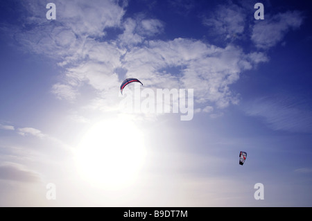 Paar von Powerkites gegen Sonne und blauer Himmel Stockfoto