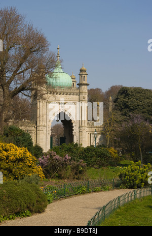 Eingang zum Royal Pavilion Gardens Brighton East Sussex England Stockfoto