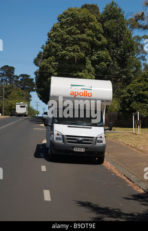 Wohnmobil geparkt am Straßenrand in Australien Stockfoto