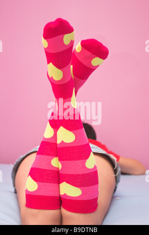 Junge Frau mit Herz Muster Socken Kniestrümpfe Stockfoto