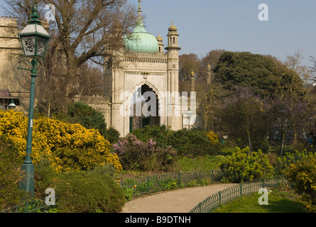 Eingangstor zum Royal Pavilion Gardens Brighton East Sussex England Stockfoto