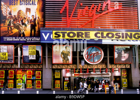 USA New York City Erlöschen des Geschäfts Verkauf Touristen auf der Straße vor Mega-Store Store NYC Stockfoto