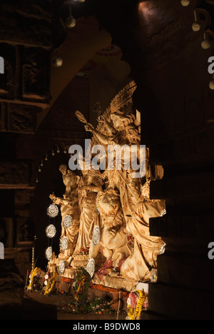 Statuen der Göttin Durga mit anderen Göttinnen in einem Tempel, Kolkata, Westbengalen, Indien Stockfoto