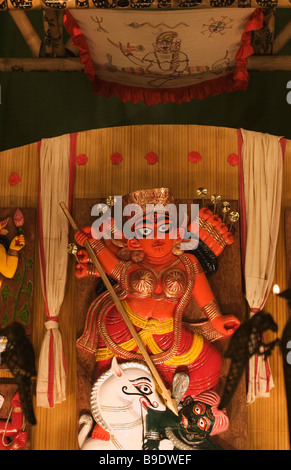 Statue der Göttin Durga in einer Durga Puja Pandals, Kolkata, Westbengalen, Indien Stockfoto