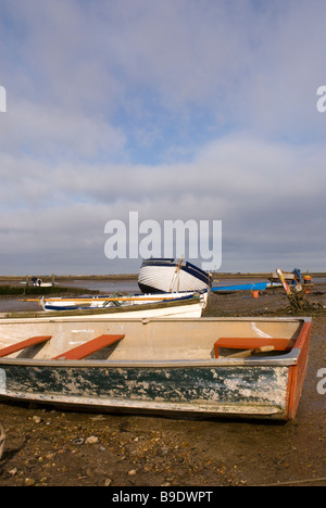 Angelboote/Fischerboote vertäut auf den Salzwiesen der Marschen an Brancaster Staithe Norfolk in England Stockfoto