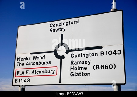 Weiß B nicht primäre Route Straßenschild mit Zahlen und Entfernung Straßeninformationen Cambridgeshire England UK