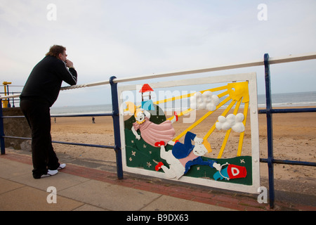 Seeszenen, Tafeln von farbigen Schmiedeeisen-Kunstwerken auf der Promenade Esplanade Geländer in Saltburn, Teesside (Cleveland), Nordostengland, Großbritannien Stockfoto