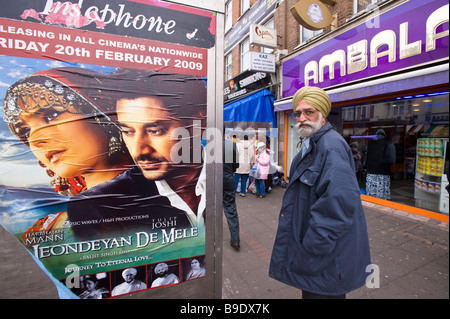 Menschen beim Einkaufen in Southall, London Vereinigtes Königreich Stockfoto