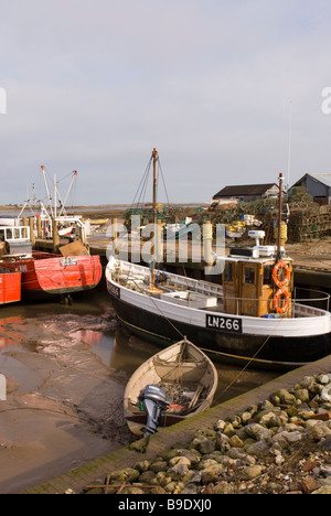 Angelboote/Fischerboote vertäut auf den Salzwiesen der Marschen an Brancaster Staithe Norfolk in England Stockfoto