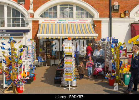 Strandpromenade am Meer Souvenir Shop Shops mit Kunden Brighton East Sussex England Stockfoto