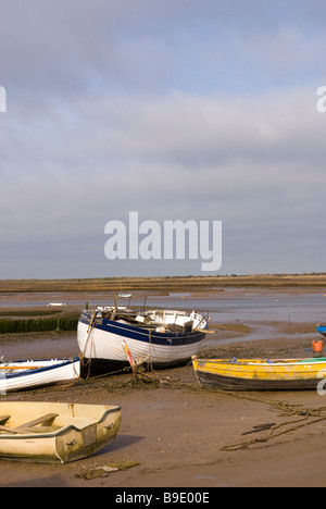 Angelboote/Fischerboote vertäut auf den Salzwiesen der Marschen an Brancaster Staithe Norfolk in England Stockfoto