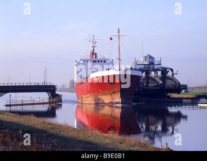 Versenden Sie durchlaufen Sutton Bridge, Llincolnshire, auf den Fluss Nene auf dem Weg flussabwärts von Port Wisbech, Cambs. Stockfoto