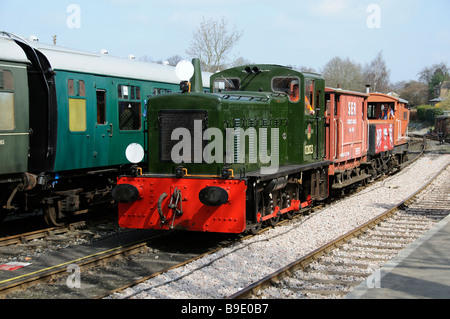 Kent East Sussex Railway ein Diesel Rangierlok Lokomotive D2023 Abfahrt Tenterden Stadt Station East Sussex England UK Stockfoto