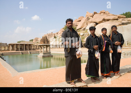 Anhänger vor einen Wassertank, Krishna Basar, Hampi, Karnataka, Indien Stockfoto